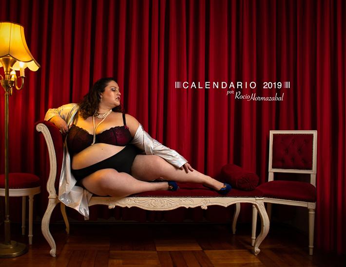 La última producción artística de la egresada del DAV Rocío Hormazábal se titula "Calendario Chica XXXXXL" y reúne fotografías en la que ella ha posado a lo largo de su carrera como modelo