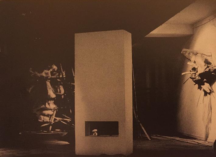 Obra de exposición Espacios Escultóricos del artista visual y escultor Víctor Hugo Núñez, exhibida en 1969 en la Sala Universitaria de la Universidad de Chile.