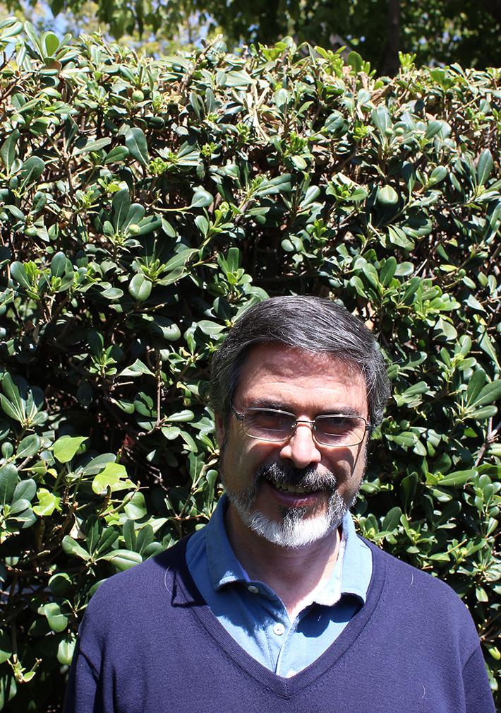 El académico del DAV, Víctor Alegría, resultó beneficiado con un FONDART en la línea Beca de Creación del Fondo del Libro y la Lectura, para llevar a cabo el proyecto titulado "Teselas".
