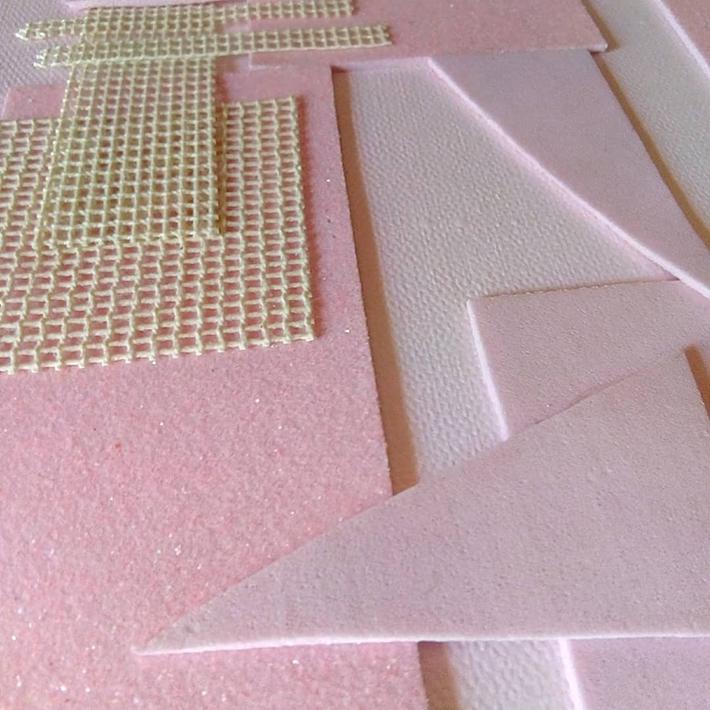 En los Collages exhibidos hay una temática netamente abstracta por el predominio de triángulos, rectángulos y cuadrados.