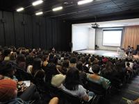 Con una masiva concurrencia se realizó la bienvenida a los mechones que este año inician sus estudios de pregrado en la Facultad de Artes de la Universidad de Chile. 