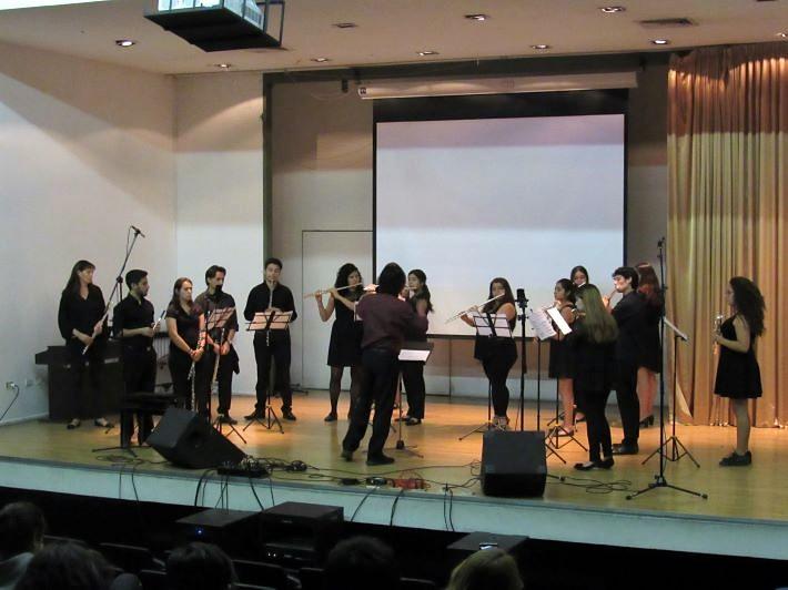 Orquesta de flautas Illawara interpretó la obra 'Bajo una alborada, una voz...' de la compositora Tamara Miller.