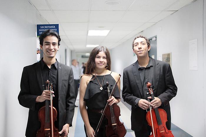 El pasado 27 de marzo fue la primera sesión de música en el HCUCH a cargo de un trío de estudiantes del Departamento de Música de la Facultad de Artes.