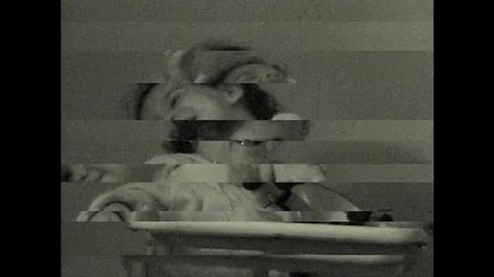 A través de esta obra la artista busca evidenciar y entrecruzar distintas problemáticas de la representación,