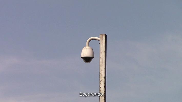 "Vigilante" es un cortometraje que muestra distintos planos y ángulos de cámaras de vigilancia del espacio público, acompañado de un relato en subtítulos.