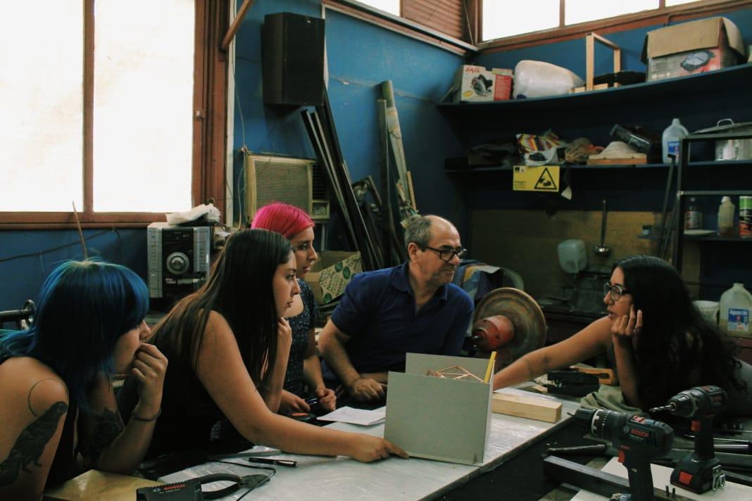 Estudiantes trabajando en el proyecto.