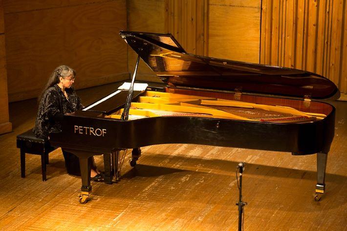 La música también estuvo presente en las actividades de la U. de Chile, de la mano del concierto Pioneras: Mujeres de la música chilena en el Departamento de Música de la Facultad de Artes.