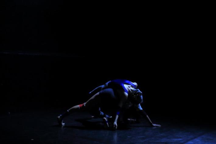 Las profesoras del Depto. de Danza, Chery Matus y Daniela Palma, la egresada Camila Mora y los estudiantes Matías Aravena y María José Prieto se presentaron en este ciclo de danza contemporánea.