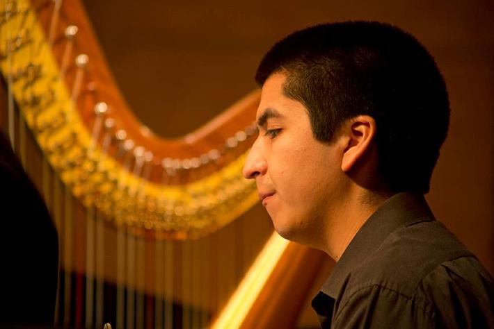 El concierto Dobles, Vértigo, 8M, Batuco y Horas: Cinco Composiciones de la Facultad de Artes para DMUS Ensemble y Ensemble Canto de Ébano, se realizará el viernes 26 de julio a las 19:30 horas. 