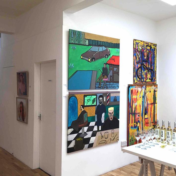 "El último avistamiento del 'Culebrón de Pudahuel'"; "Mi vecino el barbero" y "Recinto privado", son las obras exhibidas por Pablo Linsambarth en Londres.