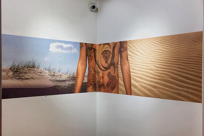 Paralelamente a lo expuesto en Londres, Pablo Linsambarth exhibió en la Sala OneMoment Art, OMA, de Providencia, la exposición "XYZ / Cartografía de un Fracaso".