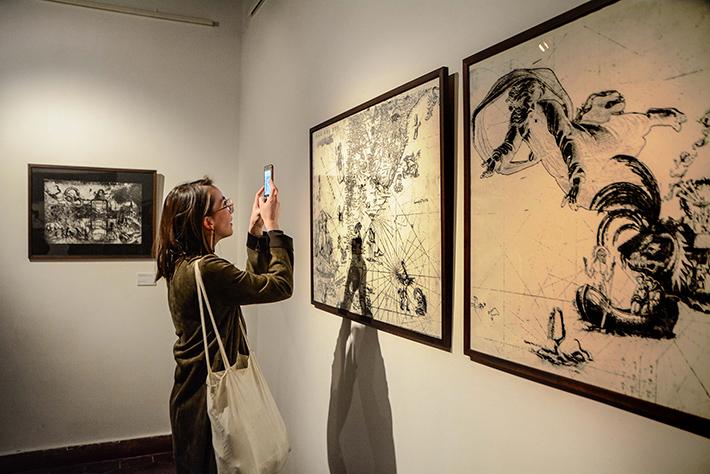 "Esta muestra exhibe los resultados de un proceso de investigación visual que aborda el imaginario que se desarrolló en pleno período colonial durante el  SXVI en torno a la Ciudad de los Césares"