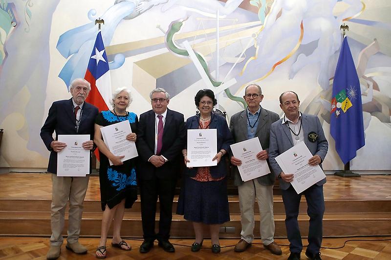 En la ocasión el Rector Ennio Vivaldi le hizo entrega de un galardón a los académicos que recibieron el Premio Nacional en su disciplina este año 2019.