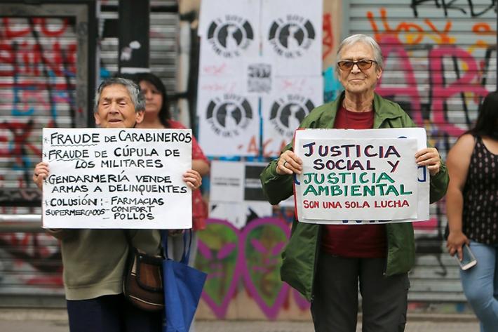 "La pregunta respecto a cuánto iba a durar esta ficción, implica también el itinerario que hizo Chile bajo la dictadura de una progresiva despolitización".