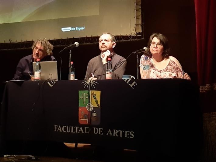 Las visiones del acuerdo parlamentario fueron presentadas por la académica del Instituto de Asuntos Públicos, Dra. Mireya Dávila, y el académico de la Facultad de Derecho.