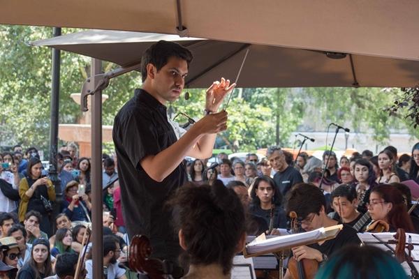 El Coro y Orquesta de la Facultad de Artes interpretarán en la clausura la Cantata Santa María de Iquique, de Luis Advis, orquestada por el académico y director, Miguel Ángel Castro. 