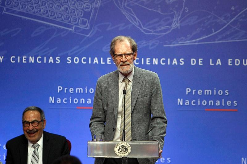 Alejandro Sieveking recibiendo el Premio Nacional de Artes de la Representación 2017 en La Moneda.