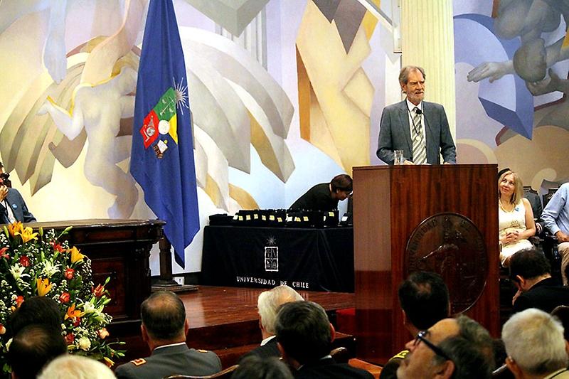 El dramaturgo también fue reconocido en la Casa Central de la U. de Chile, en la ceremonia oficial de aniversario del 2017, por ser acreedor del Premio Nacional.