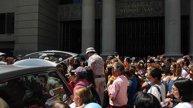 Miles de personas dieron una multitudinaria y emotiva despedida a esta pareja de actores, destacados egresados de la U. de Chile, que marcaron a generaciones de chilenos y chilenas.