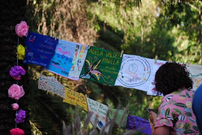 Memorial Textil "Para remendar el Dolor" es la exposición del colectivo compuesto por Stefania Daroch, Paula Sierralta, Francisca Palma, Alicia Cebrian, Evelyn Álvarez y Francisca Muñoz.