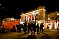 En la plazuela Patricio Mekis, frente al Teatro Municipal, está emplazada Sala de Carga Galería, container marítimo que fue transformado en una galería itinerante de arte contemporáneo.