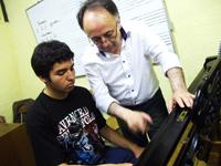 El Prof. Miguel Ángel Jiménez sostuvo un encuentro con estudiantes de la Escuela de Música del Teatro Municipal de Antofagasta, en donde impartió una clase de piano.