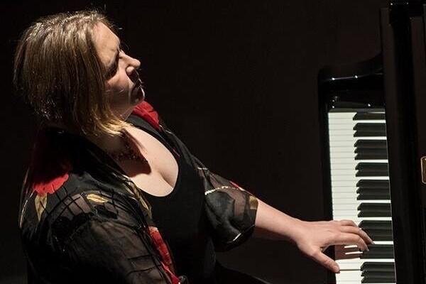 Profesora Kotova estrena el Concierto para piano y orquesta de Jorge Peña Hen