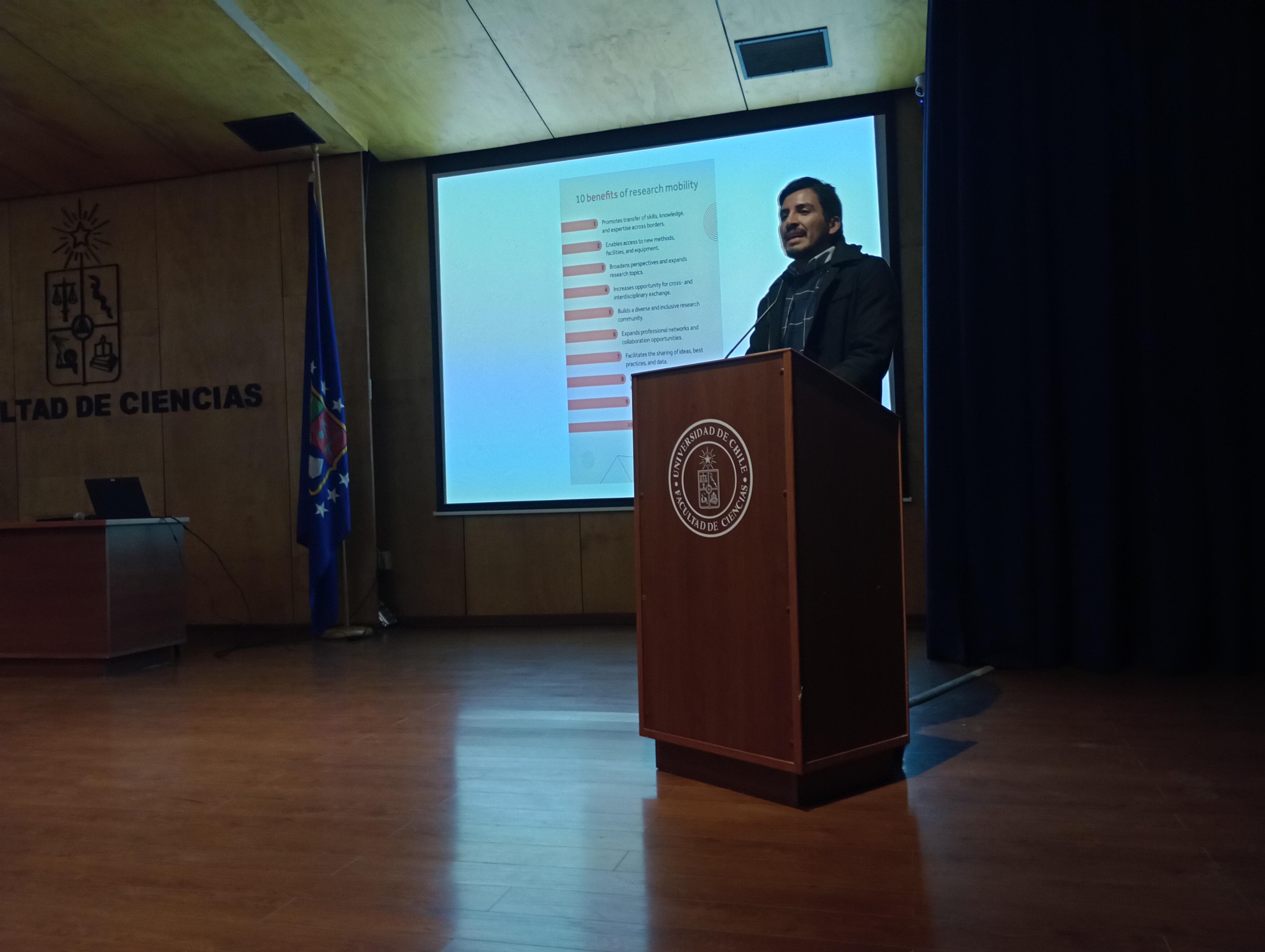 Osvaldo Guzmán, coordinador del Programa de Movilidad Estudiantil (PME) en la Dirección de Relaciones Internacionales