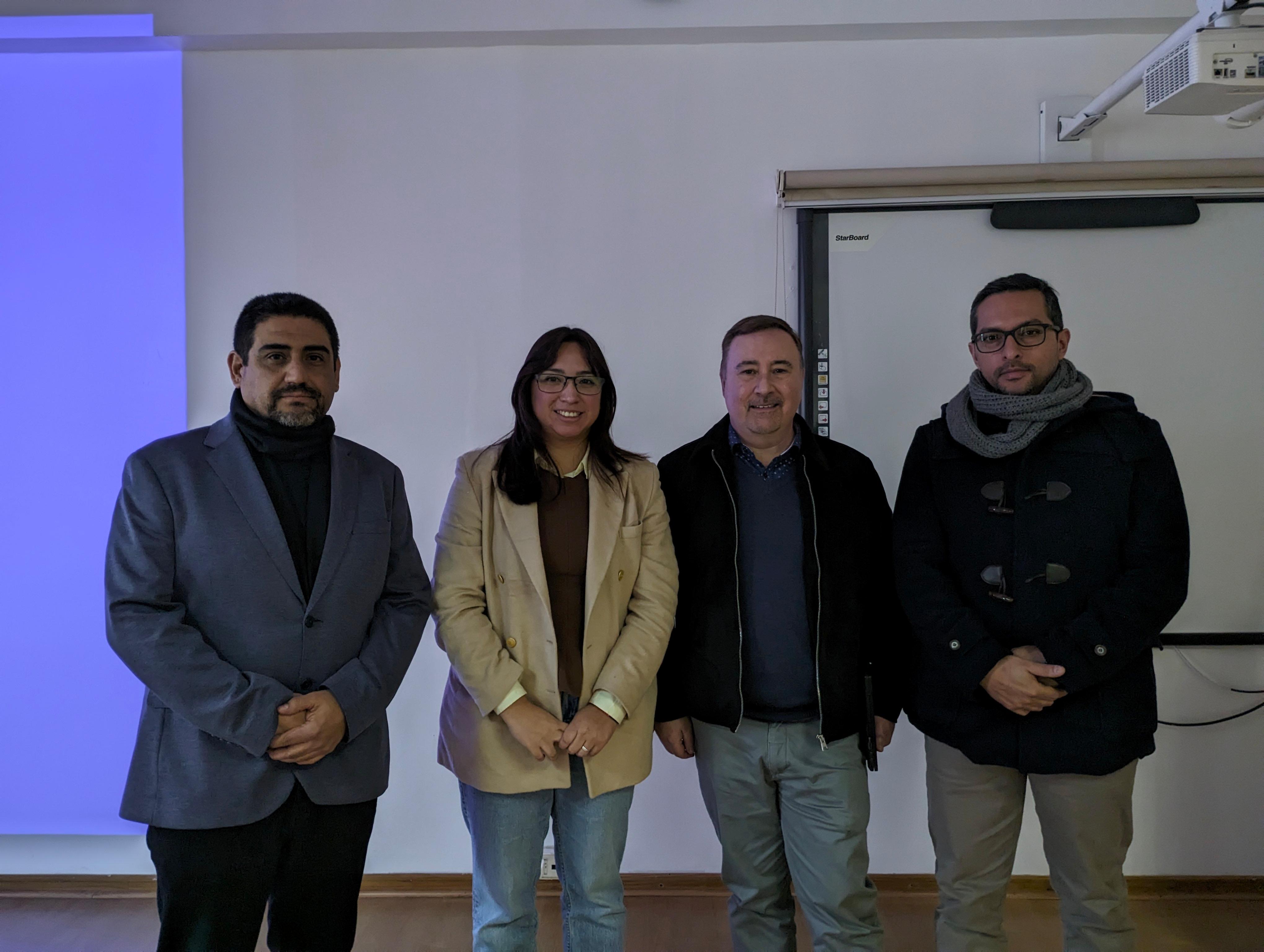 Dr. Álvaro Aliaga, académico del Departamento de Química; Sara Rojas, Encargada de la Oficina de Inteligencia Artificial; Juan Paulo Vega, Gestor de Proyectos de la Dirección Académica y Dr. Felipe Torres, Director Académico y de Investigación