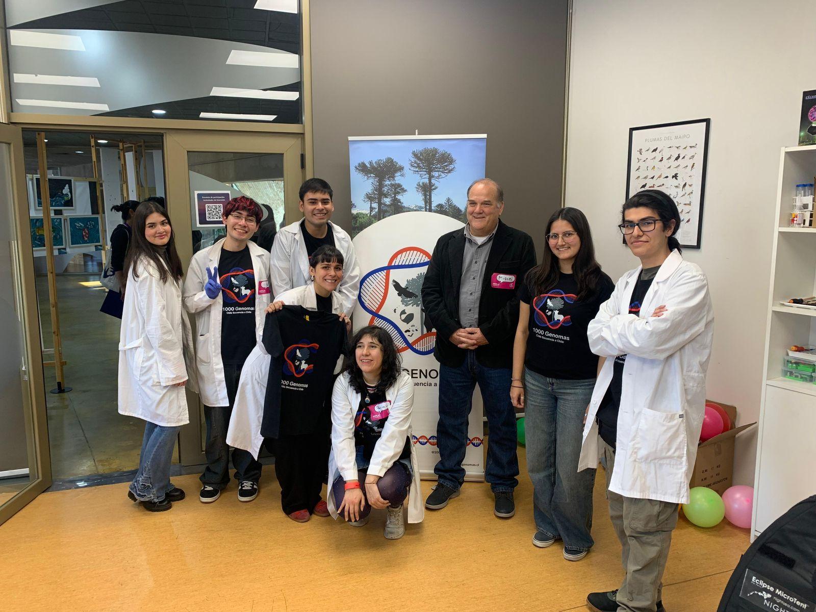 El Dr. Miguel Allende junto con los estudiantes de pre y postgrado y que participaron en la actividad organizada en el MIM