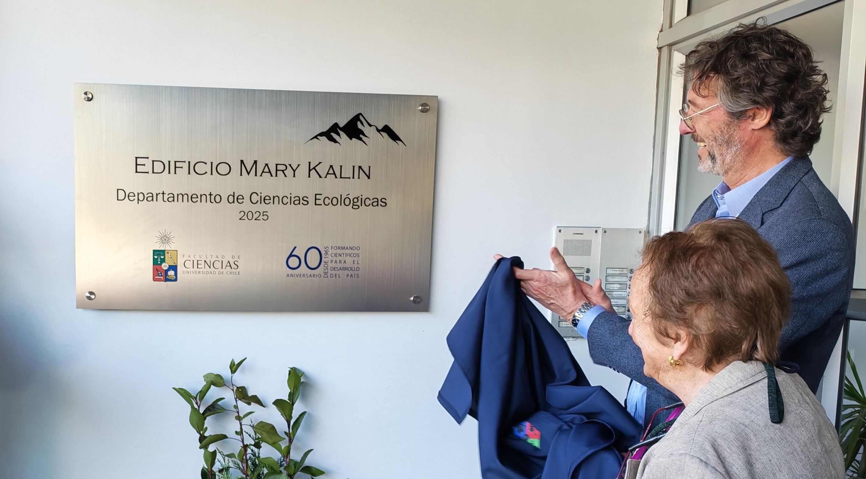 El Vicerrector de Asuntos Académicos, Claudio Pastenes y la Dra. Mary Kalin, académica del Departamento de Ciencias Ecológicas durante la inauguración de la placa conmemorativa