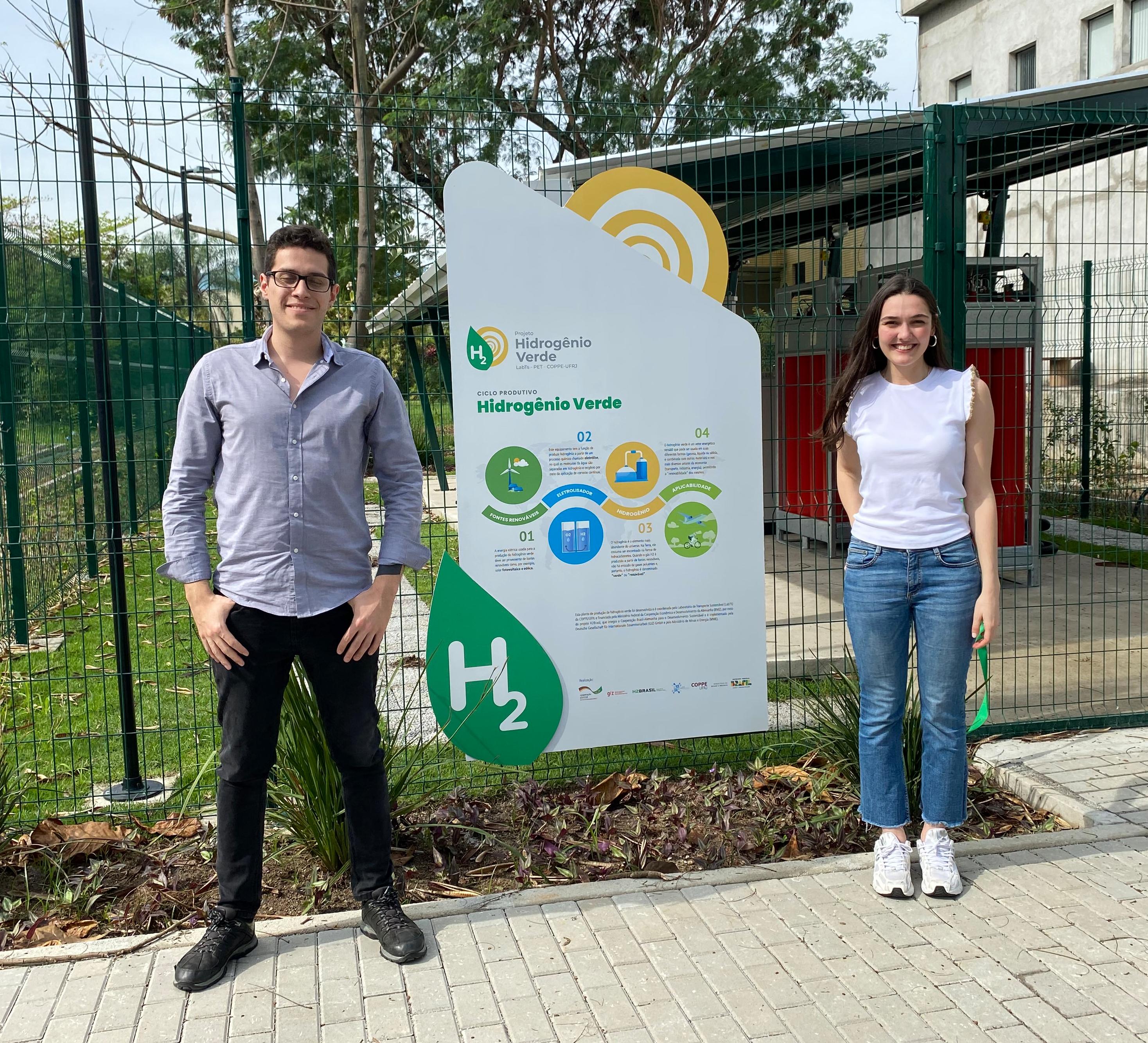 Andrés Cárdenas y Isabella Boese, estudiantes de Magíster de Ciencias de la Ingeniería mención Química.