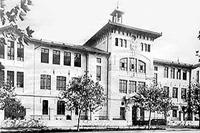 Escuela de Arquitectura de Avenida República Nº 517 (1918) Fotografía: Unidad de Fotografía U. de Chile En: "140 años de la Facultad de Arquitectura y Urbanismo de la Universidad de Chile".