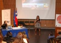 Una de las invitadas de la carrera de Arquitectura, Paulina Villalobos, comentando su proyecto de iluminación "Nochezero". 