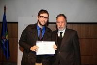 En la foto, el mejor alumno del Diploma de Modelamiento y Coordinación de Proyectos con BIM, Arturo Palma, junto al Decano FAU.