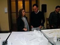 Arquitecto FAU Christian Yutronic, conversando de su proyecto con Decana Pizzi