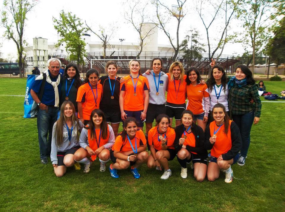 Selección femenina de futbolito con las medallas de bronce