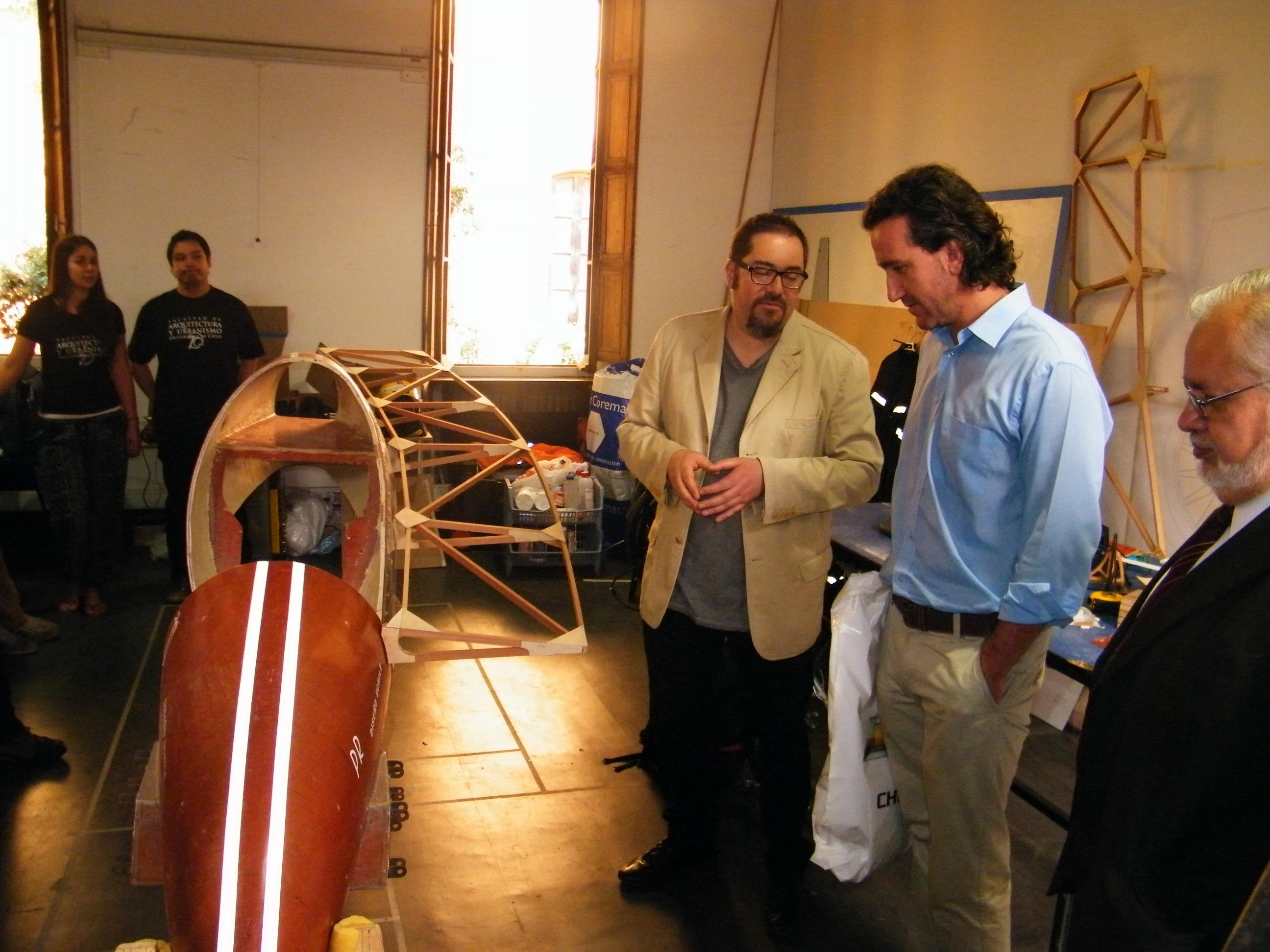 Profesor Mauricio Tapia, coordinador del proyecto, junto a Álvaro González De la Barra