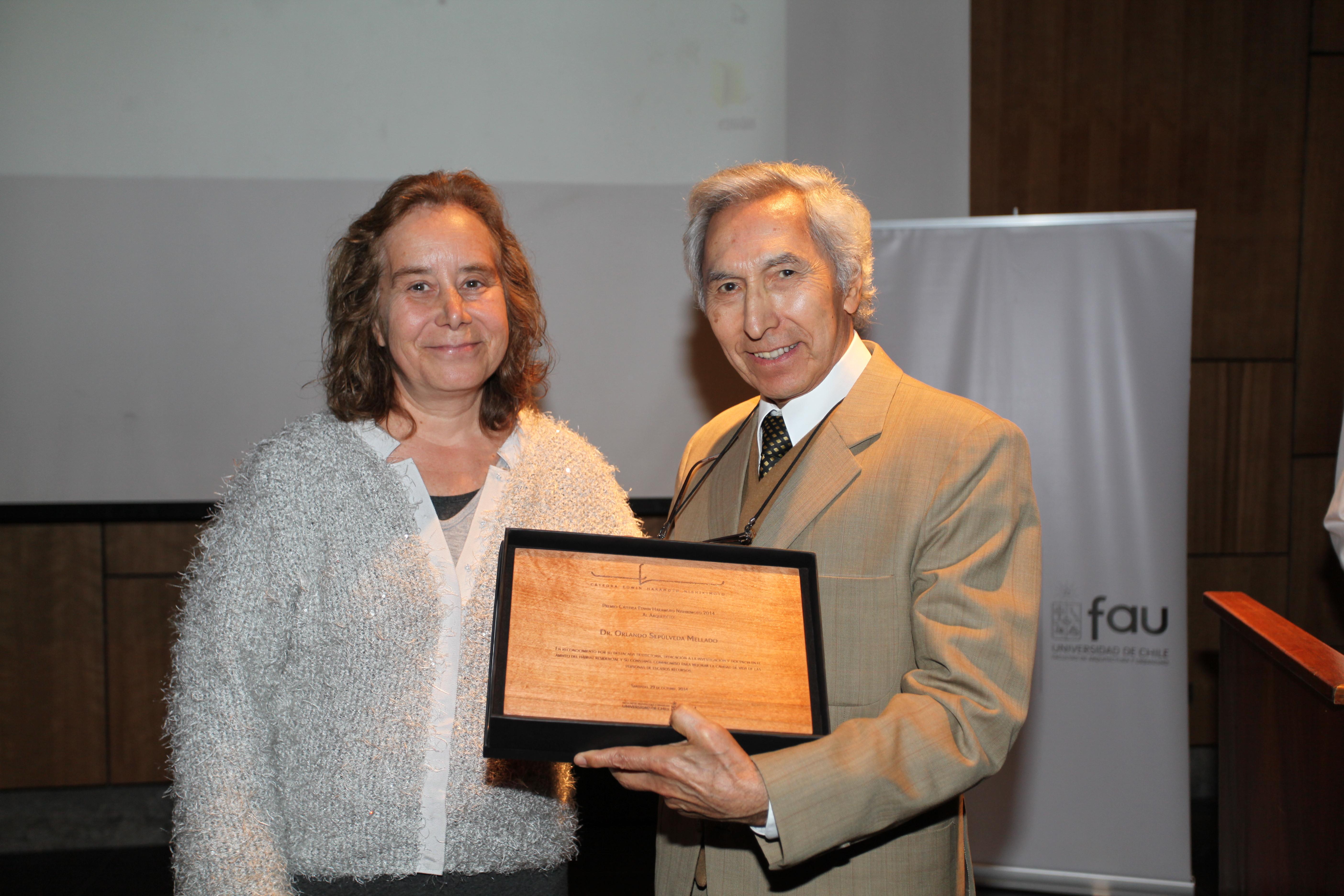 Decana FAU Marcela Pizzi entregando premio a Orlando Sepúlveda