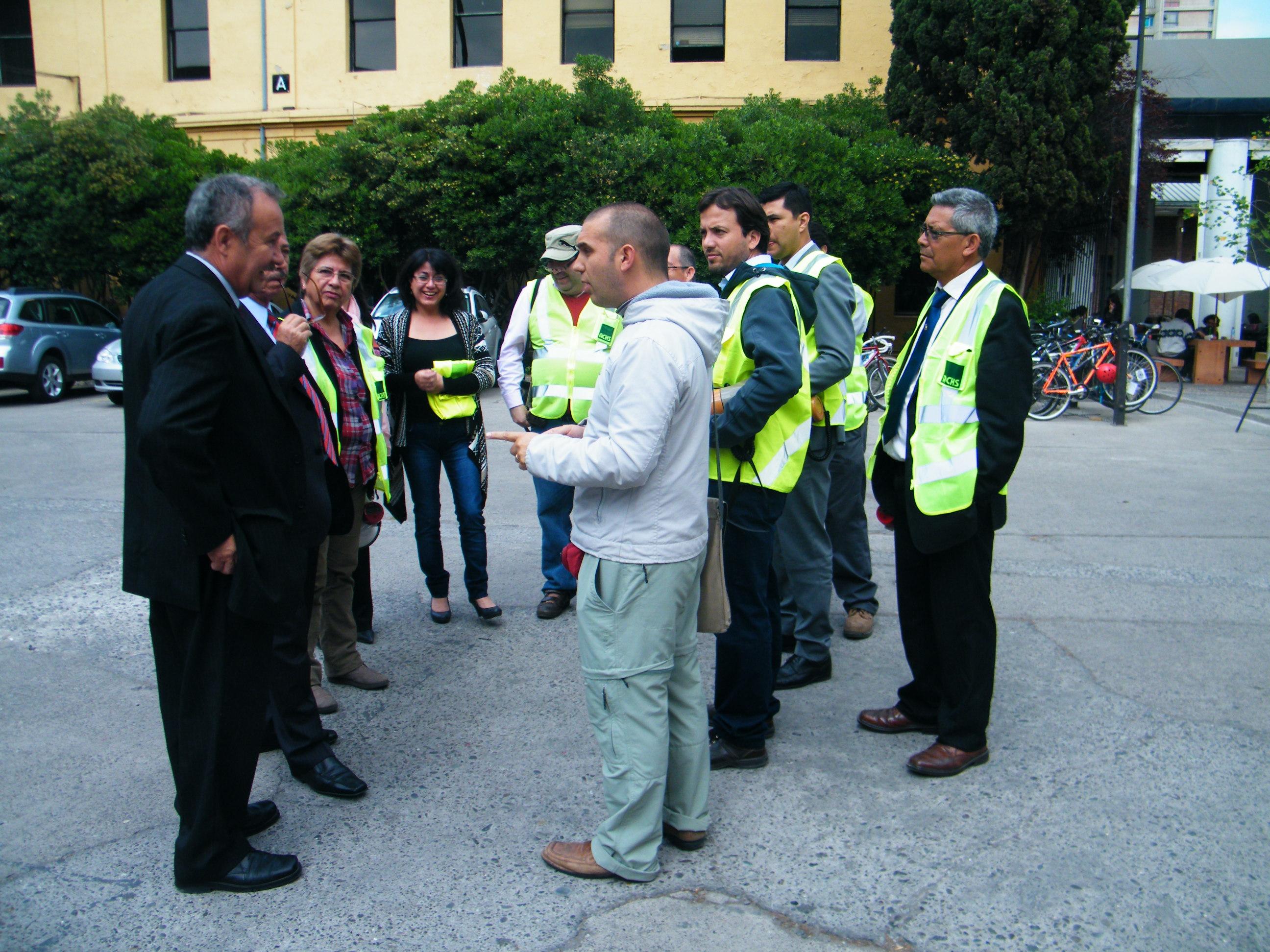 Hernán Elgueta junto a líderes durante el simulacro