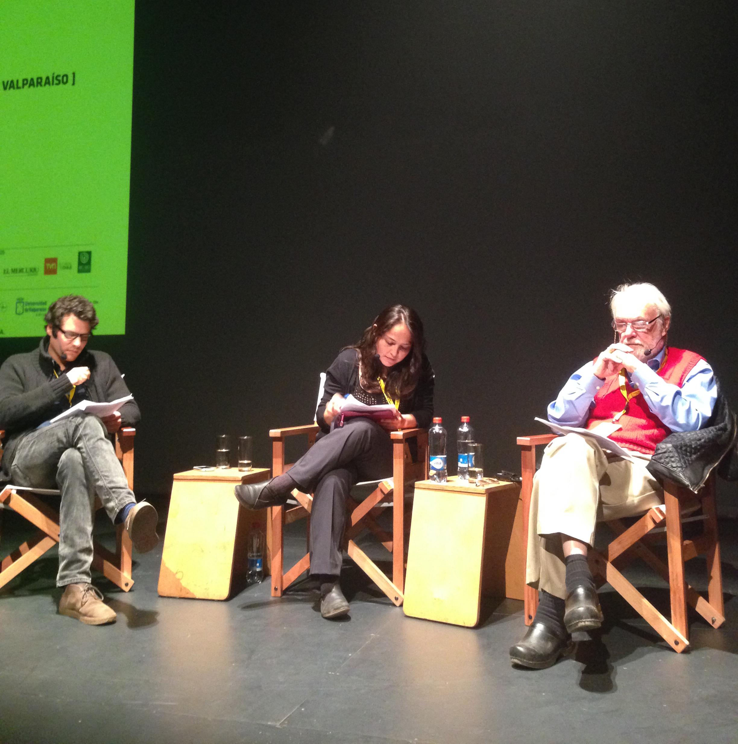 Michael Lukas y Beatriz Bustos junto a David Harvey