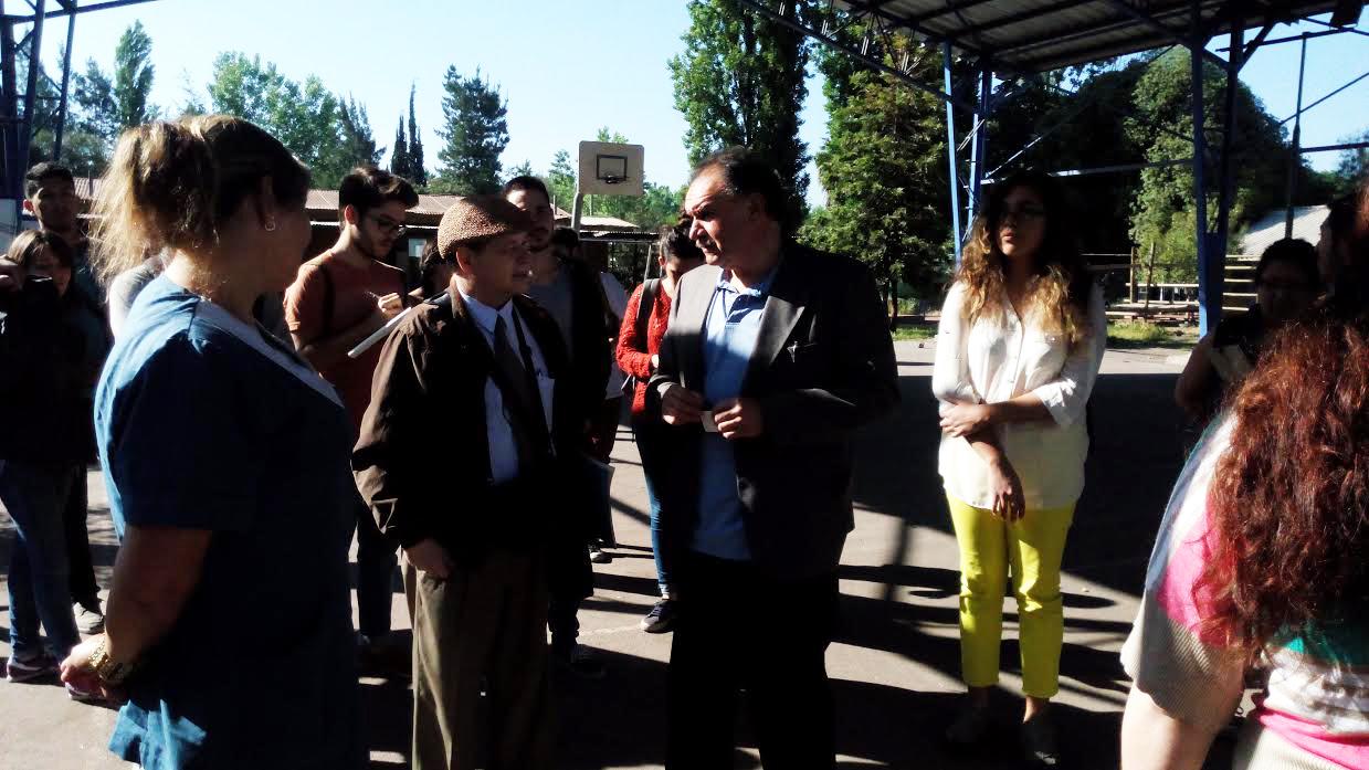 Profesor Brehme y estudiantes junto a autoridades de la Escuela