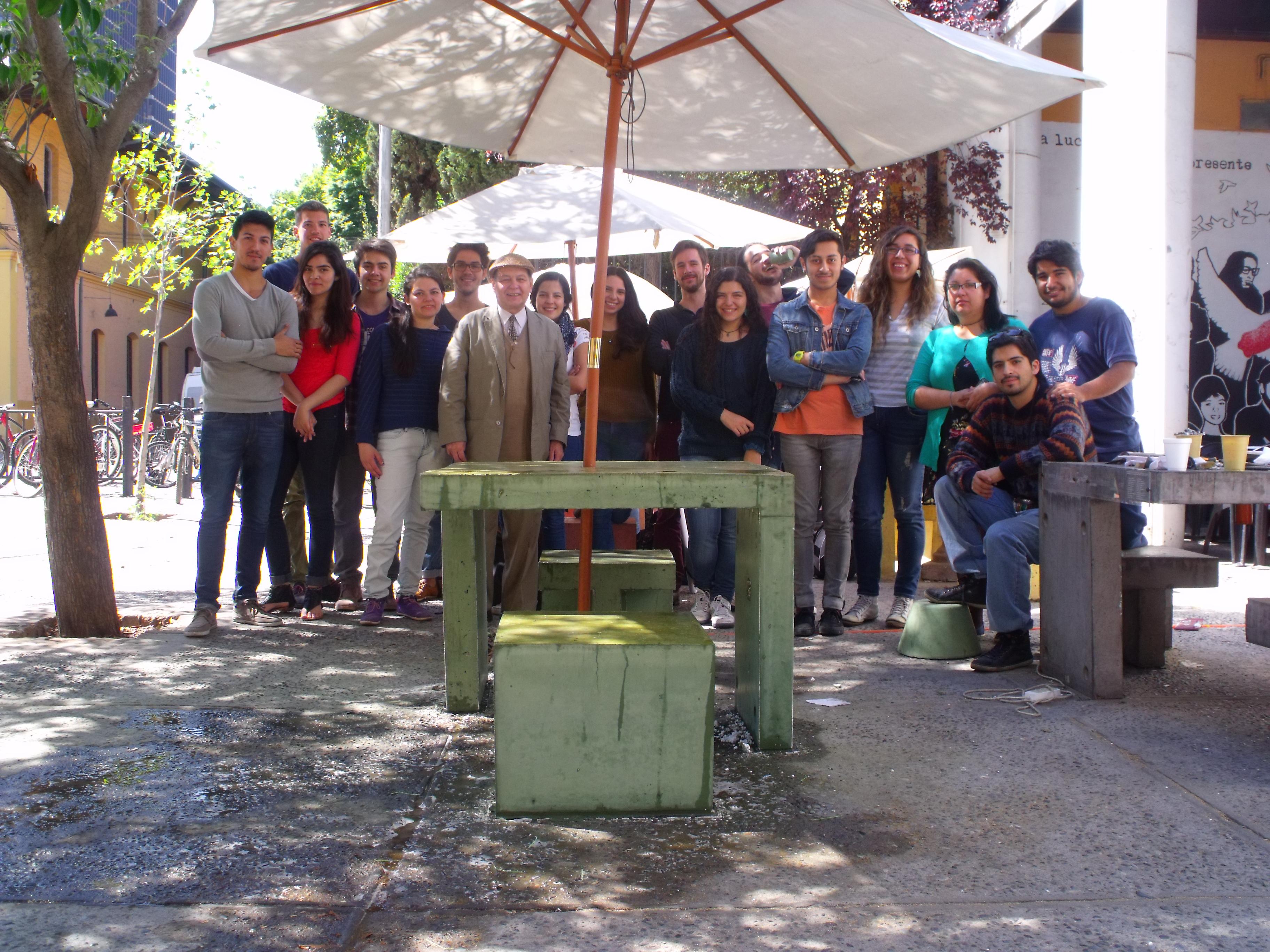 Curso Moderna Arquitectura en Hormigón Armado con una de las mesas de la cafetería FAU