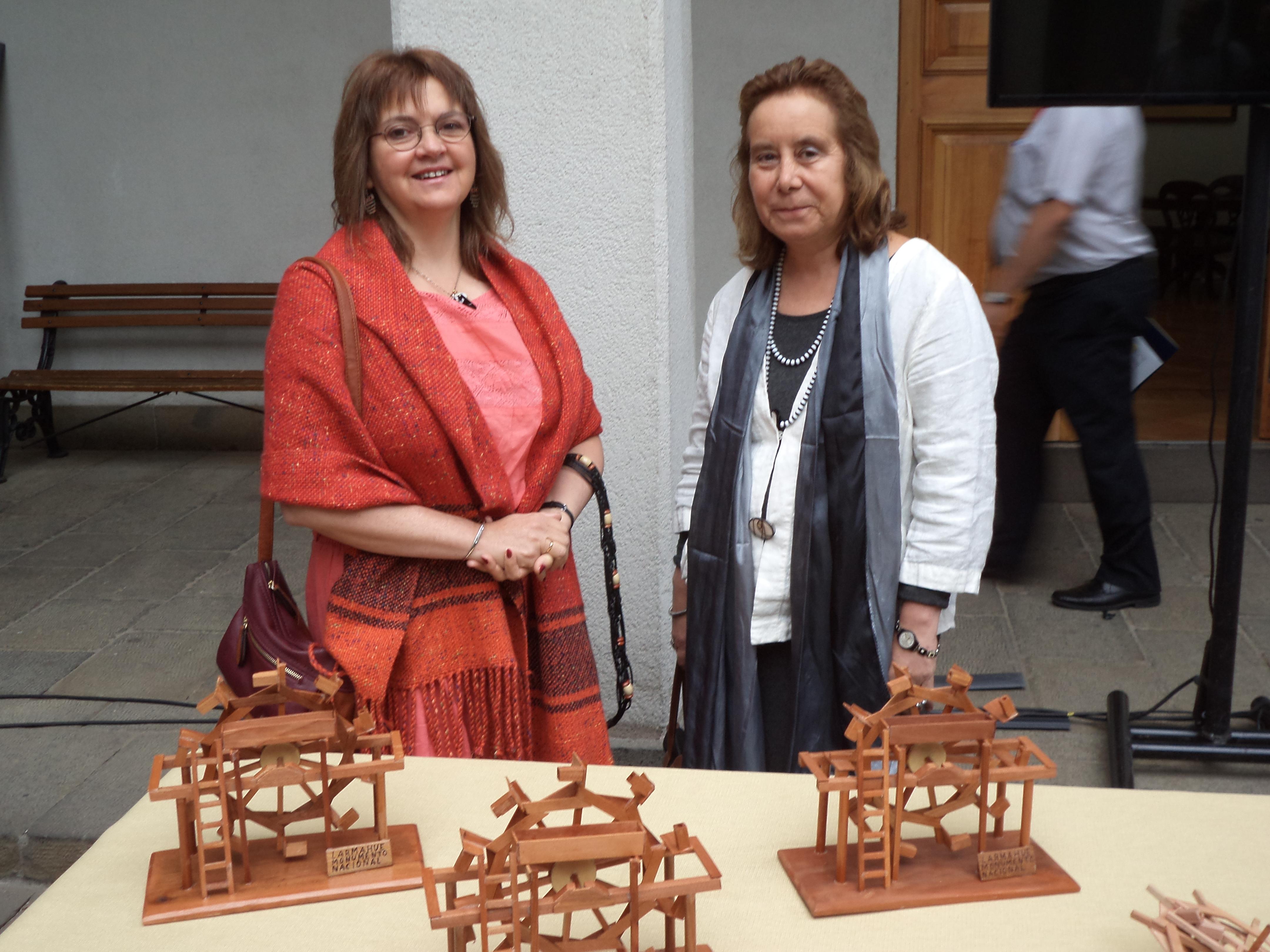 Profesora Luz Alicia Cárdenas y Decana Pizzi junto a maquetas de las ruedas de agua de Larmahue