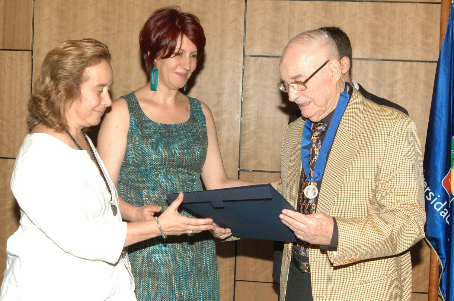 Abraham Shapira recibiendo medalla Brunet de Baines