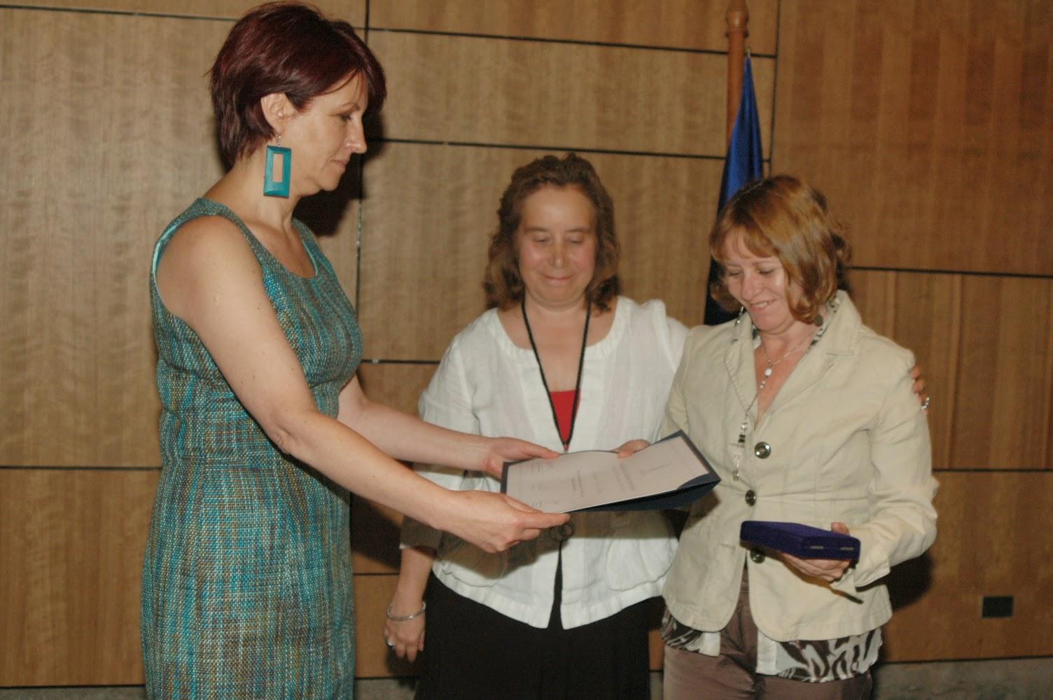 Marcela Schultz recibiendo reconocimiento a nombre de su hermano Fernando Schultz