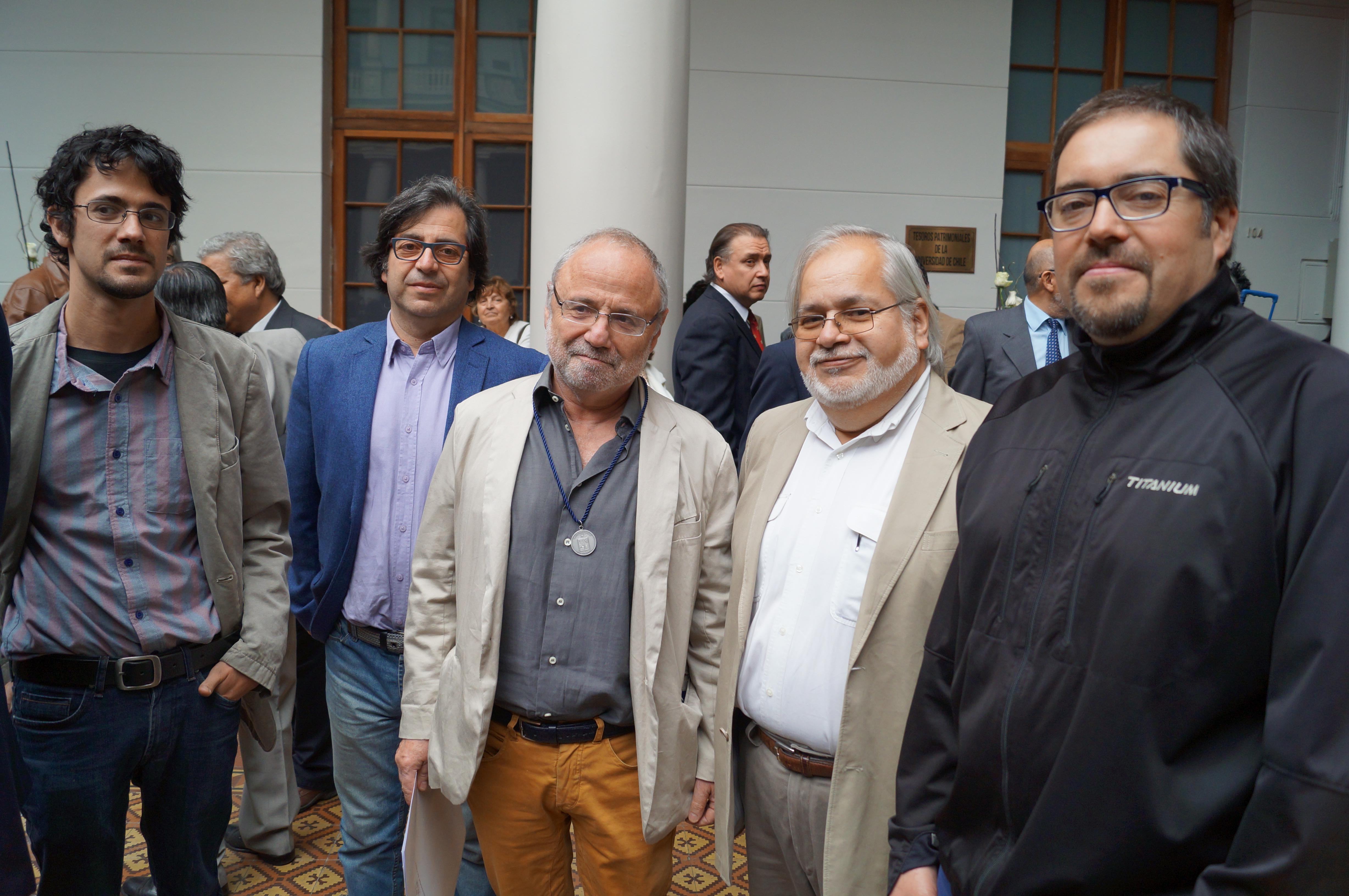 Profesor Juan Guillermo Tejeda junto a académicos del Departamento de Diseño