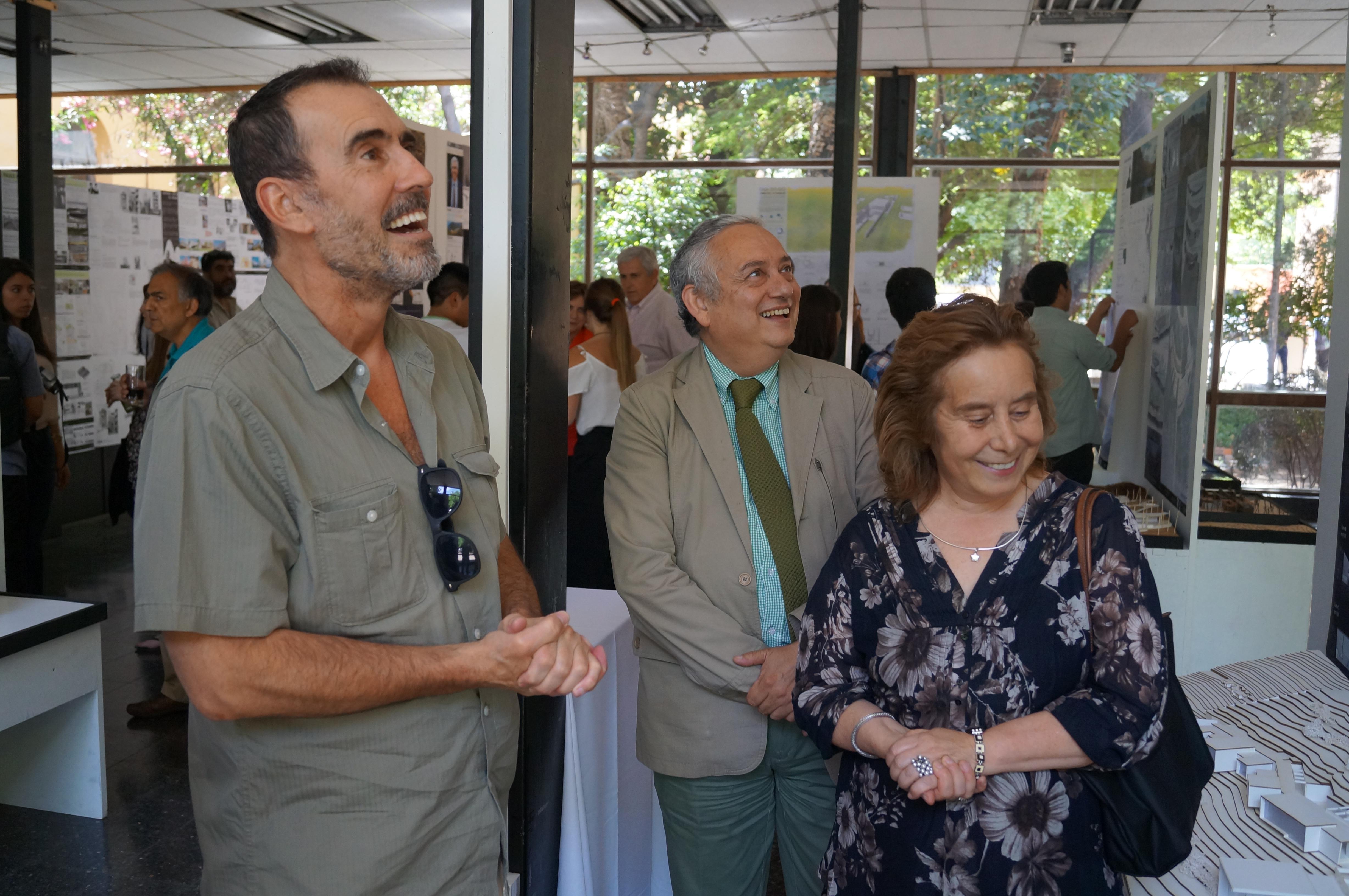 Cristian Campos junto a vicedecano Rubén Sepúlveda y Decana Marcela Pizzi observando uno de los trabajos