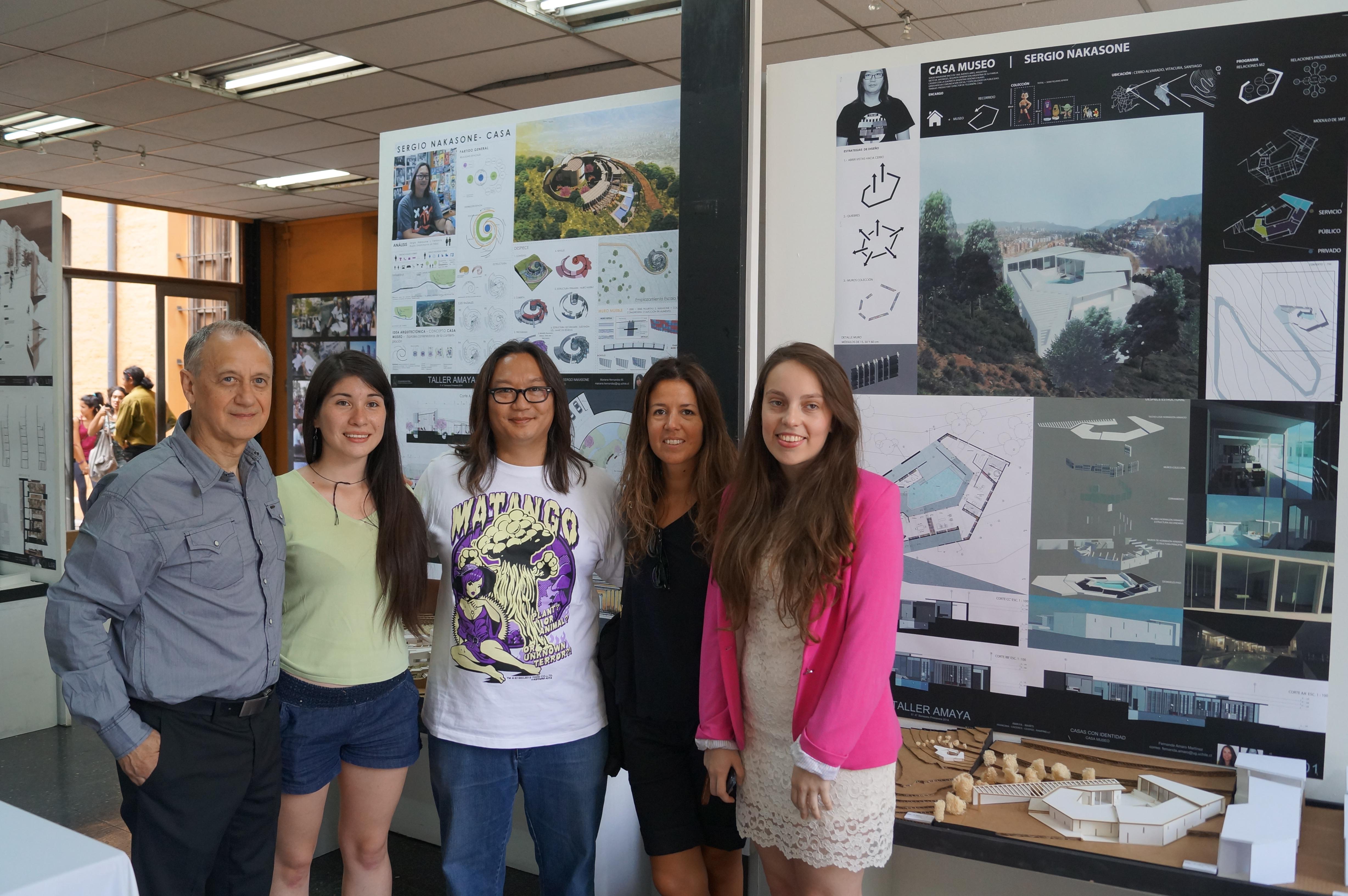 Sergio Nakasone junto a sus dos casas y estudiantes que las diseñaron.