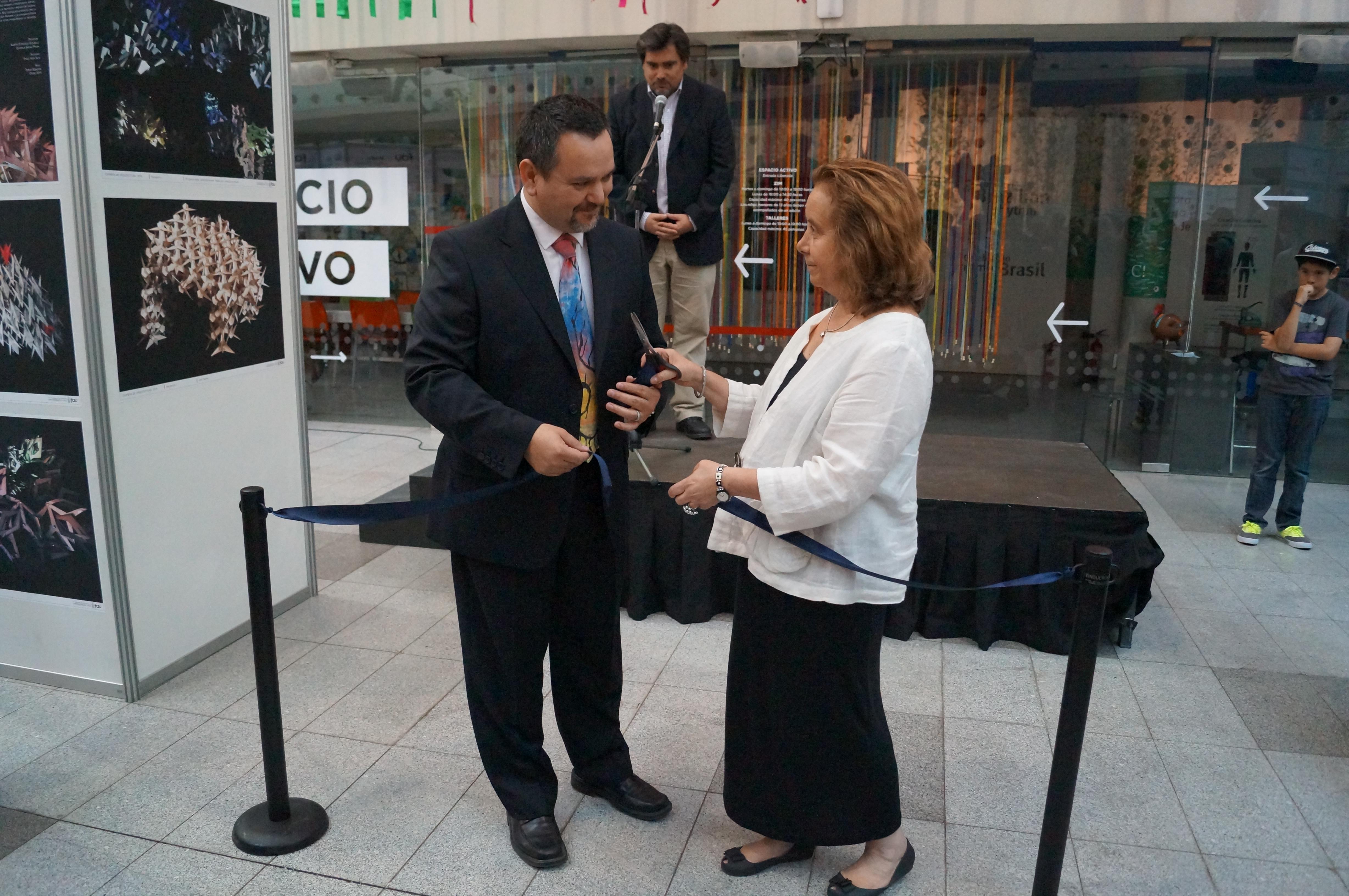 Pedro Soza y Decana Marcela Pizzi cortando la cinta de la exposición